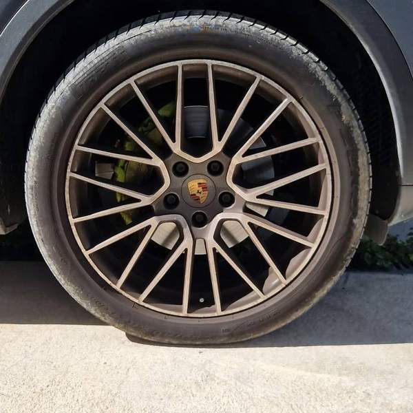 Avant nettoyage jantes Porsche Cayenne